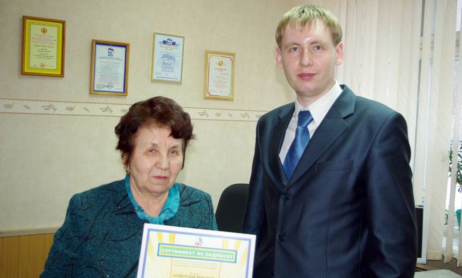 лидер Гражданской инициативы вручает сертификат на подписку руководителю регионального отделения ВОИ Маргарите Кузьминых